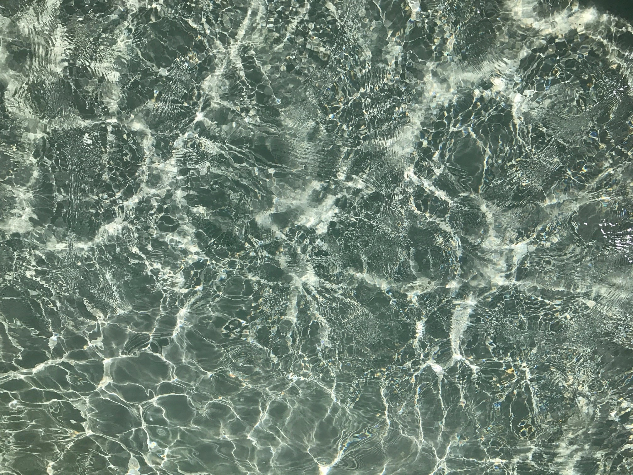 Fertig_-wundersch-ne-t-rkisblaue-Wasserfarbe-bei-sandfarbener-Poolfolie