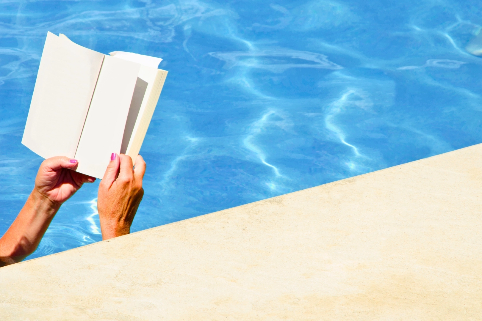 lexikon_hauptbild Person liest Buch im Pool