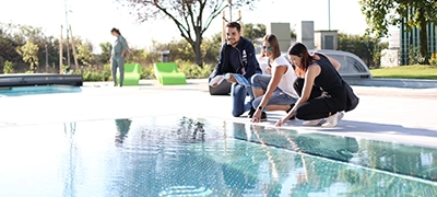 Gemeinsam planen Personen entspannen am Pool