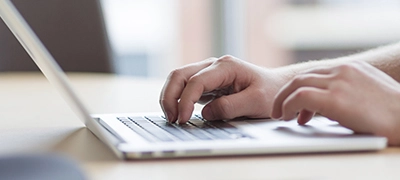 Kontaktformular ausfüllen Person füllt Apoolco Kontaktformular aus