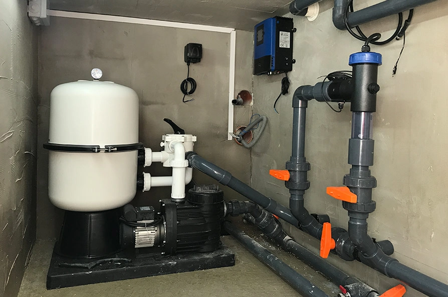 84-Komplett-verrohrter-Filterschacht-mit-INFINITY-Hydrolife-Salzelektrolyse-Anlage