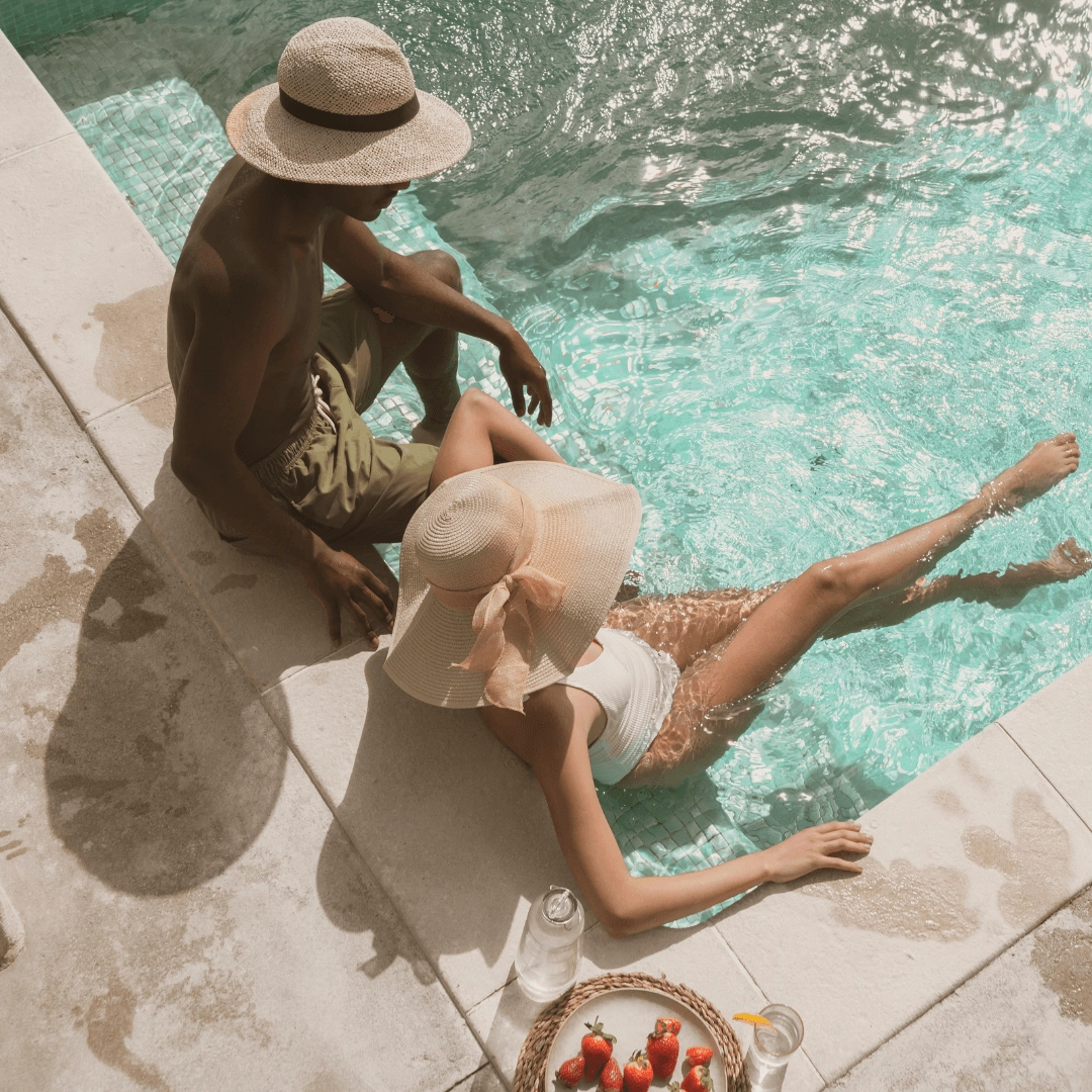 bequem Paar im Pool