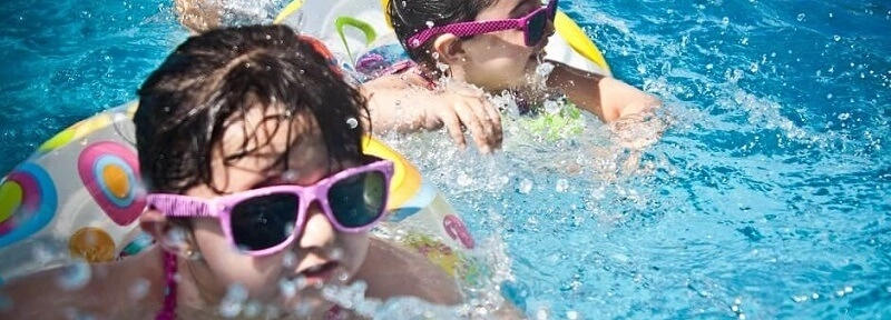 faq_banner Kinder baden in Pool