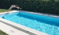 Beckenrand springen vom Pool