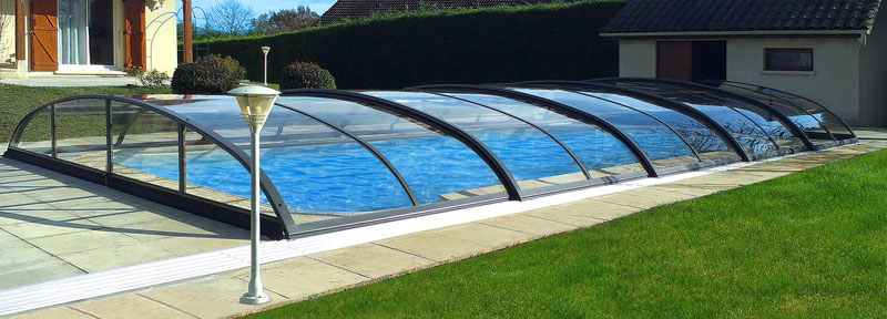 Transparente Poolüberdachung aus Polykarbonat mit anthrazit-farbenem Rahmen