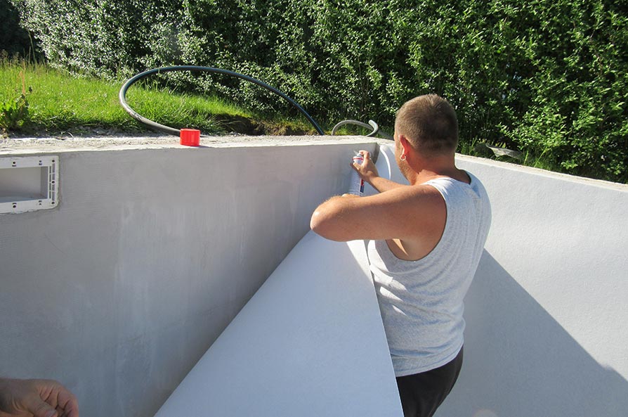 Aufbau Sytroporpool - Vlies-Wände zuschneiden, Sprühkleber anbringen und Vlies aufkleben
